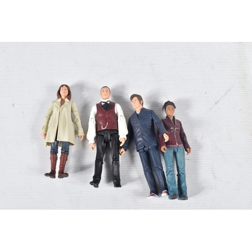 71 - A COLLECTION OF MODERN DOCTOR WHO COLLECTABLES, to include battery operated remote control models (n... 