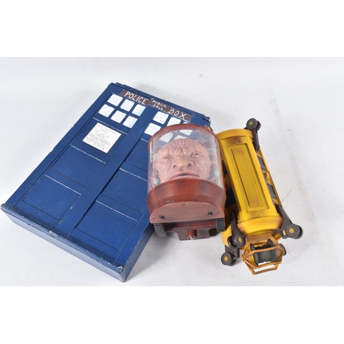 71 - A COLLECTION OF MODERN DOCTOR WHO COLLECTABLES, to include battery operated remote control models (n... 