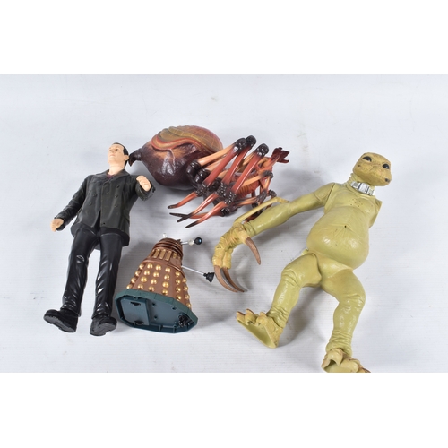 71 - A COLLECTION OF MODERN DOCTOR WHO COLLECTABLES, to include battery operated remote control models (n... 