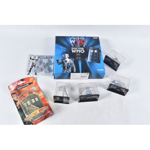 71 - A COLLECTION OF MODERN DOCTOR WHO COLLECTABLES, to include battery operated remote control models (n... 