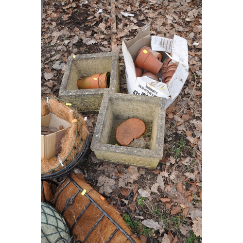 1009 - A SELECTION OF GARDEN ITEMS to include ten hanging baskets of different shapes and sizes, two square... 