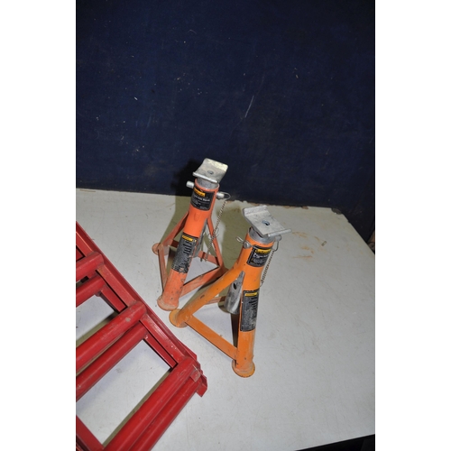 1093 - A PAIR OF HILKA 2 TONNE CAR RAMPS and a pair of Halfords axle stands (4)