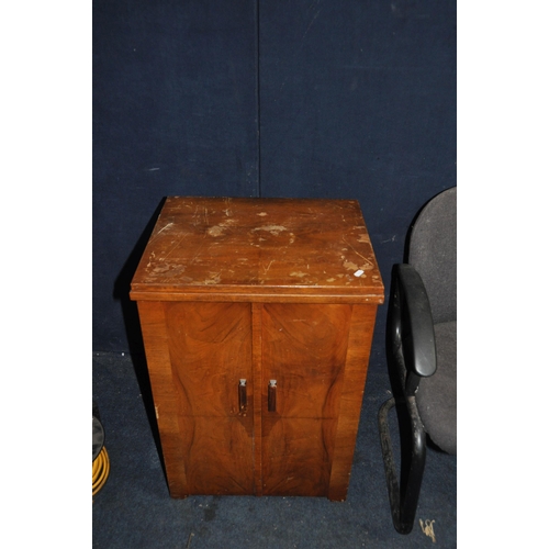 1106 - A VINTAGE SINGER SEWING MACHINE CABINET with electric Singer sewing machine fitted (PAT fail due to ... 