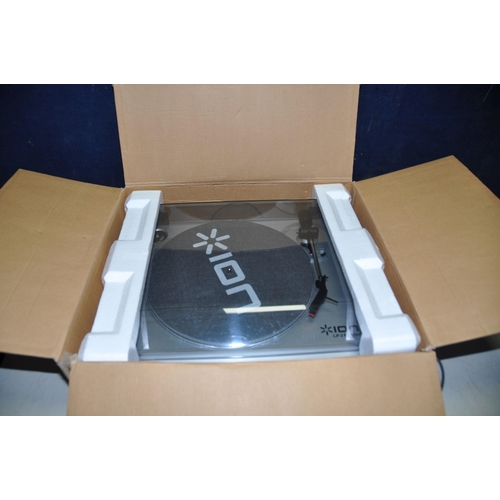 1127 - AN ION LP2 FLASH TURNTABLE/USB CONVERTER in box with software and cables