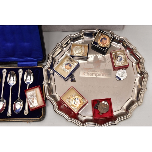 100 - A BOX OF ASSORTED ITEMS, to include a cased tea spoon set, encasing ten teaspoons and sugar tongs (t... 