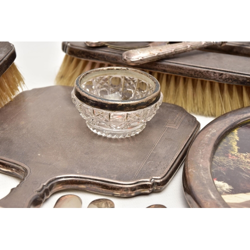 173 - A PARCEL OF ASSORTED SILVER AND SILVER MOUNTED ITEMS, including an Elizabeth II silver oval photogra... 