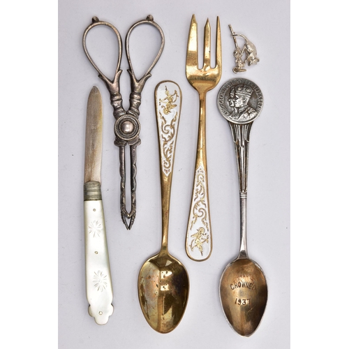 34 - A SILVER AND MOTHER OF PEARL FRUIT KNIFE, TEASPOONS AND A PAIR OF SUGAR TONGS, the silver blade hall... 