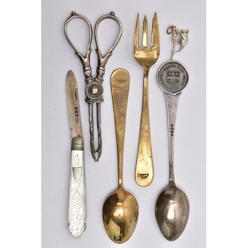 34 - A SILVER AND MOTHER OF PEARL FRUIT KNIFE, TEASPOONS AND A PAIR OF SUGAR TONGS, the silver blade hall... 