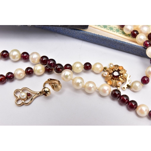 48 - A CULTURED PEARL AND GARNET BEAD NECKLACE AND A PAIR OF EARRINGS, the necklace alternating between p... 