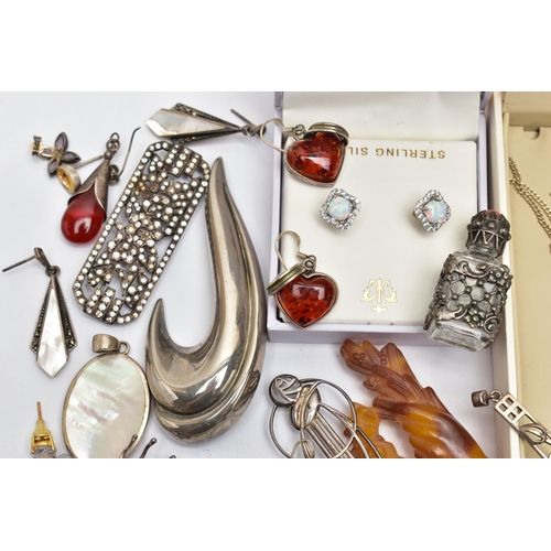 67 - A BAG OF ASSORTED JEWELLERY, to include a boxed blue lace agate drop pendant fitted with a white met... 