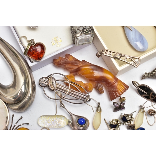 67 - A BAG OF ASSORTED JEWELLERY, to include a boxed blue lace agate drop pendant fitted with a white met... 