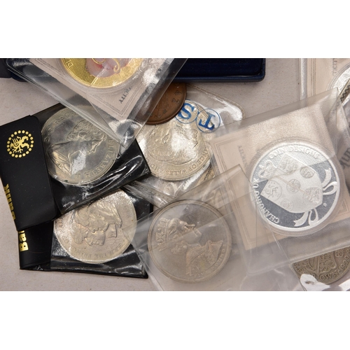 94 - A TRAY CONTAINING MIXED COINS AND COMMEMORATIVES, to include a Westminster 2007 Diamond Wedding 5 ou... 