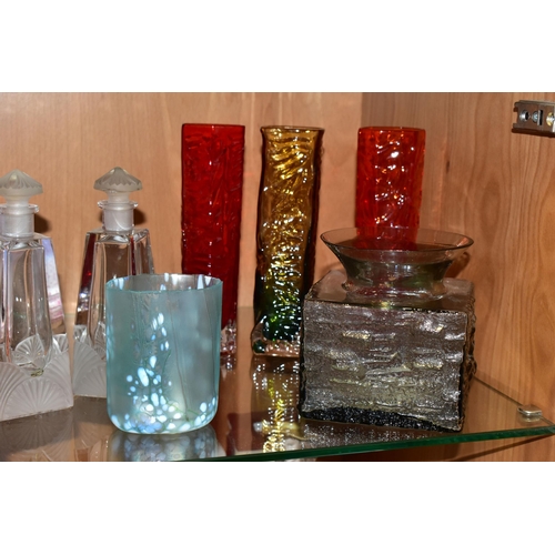 327 - A COLLECTION OF ART GLASS, to include an Isle of Wight Glass Meadow Garden vase with decorative rim ... 