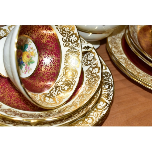 339 - A TWENTY ONE PIECE HAMMERSLEY TEA SET, in pattern 2396, with red and gilt borders around a central p... 