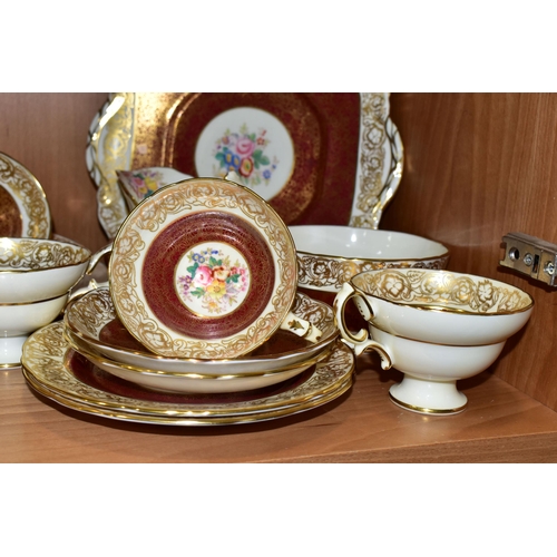 339 - A TWENTY ONE PIECE HAMMERSLEY TEA SET, in pattern 2396, with red and gilt borders around a central p... 