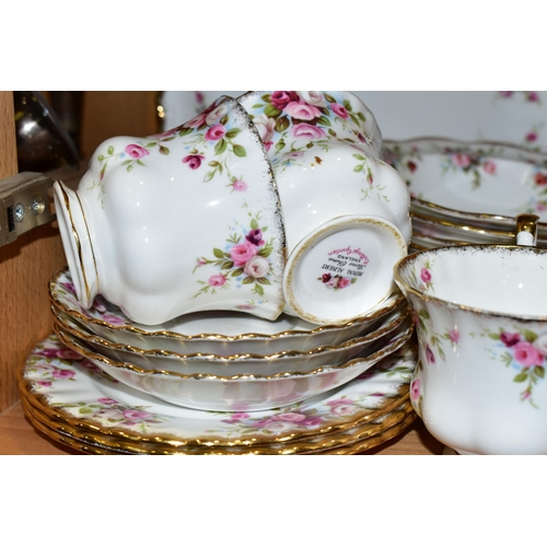 340 - TWENTY SEVEN PIECES OF ROYAL ALBERT COTTAGE GARDEN TEA AND DINNER WARES, comprising a cake plate, a ... 