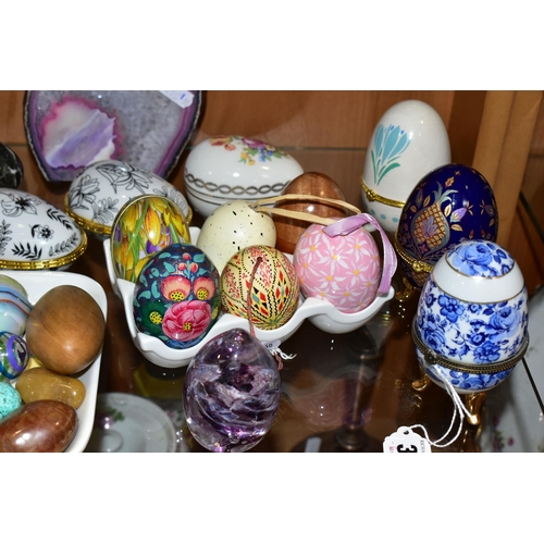 346 - A LARGE COLLECTION OF MARBLE AND CERAMIC EGGS, comprising three Fabergé style eggs, sixteen stone/ma... 