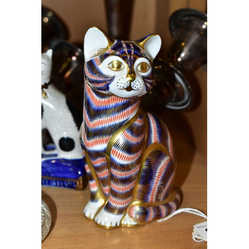 347 - GROUP OF CERAMICS, comprising a Royal Crown Derby 'Imari' paperweight cat 1985-2008, gold stopper, d... 