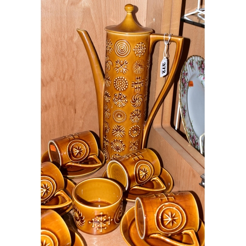 372 - AN AMBER PORTMEIRION TOTEM PATTERN COFFEE SET TOGETHER WITH GREEN TOTEM DINNER WARES,  comprising on... 