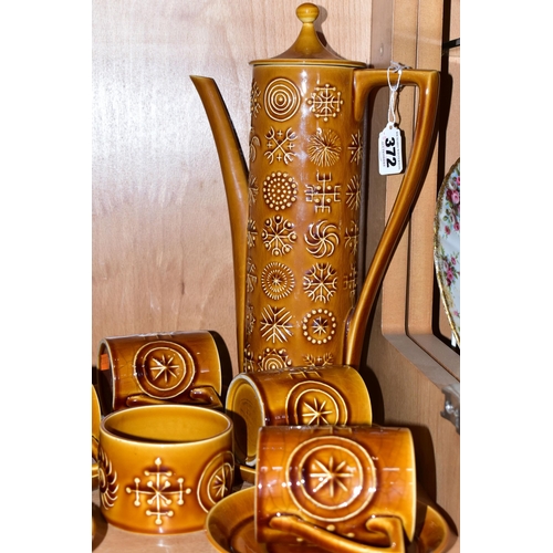 372 - AN AMBER PORTMEIRION TOTEM PATTERN COFFEE SET TOGETHER WITH GREEN TOTEM DINNER WARES,  comprising on... 