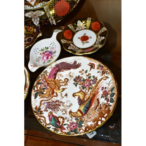 385 - A GROUP OF ROYAL CROWN DERBY PORCELAIN AND SIMILIAR, comprising a Royal Crown Derby 'Imari' 1128 pat... 