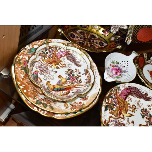 385 - A GROUP OF ROYAL CROWN DERBY PORCELAIN AND SIMILIAR, comprising a Royal Crown Derby 'Imari' 1128 pat... 