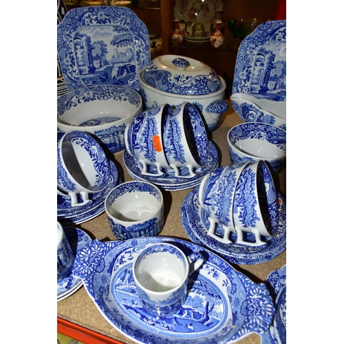 418 - A FIFTY EIGHT PIECE SPODE ITALIAN DINNER SERVICE, comprising a tureen, a souffle dish, a vegetable d... 