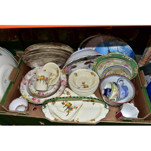 420 - FIVE BOXES AND LOOSE CERAMICS AND GLASSWARES, to include a thirty three piece Johnson Bros 'Pareek' ... 