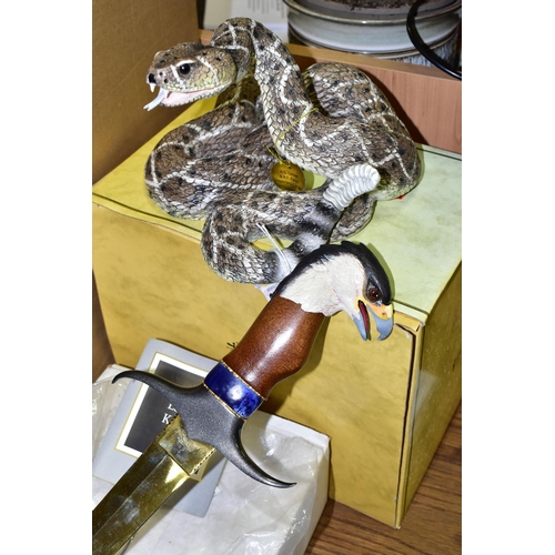 425 - A BOXED LEONARDO COLLECTION RATTLE SNAKE, AND BOXED FRANKLIN MINT 'THE EAGLE KNIFE', the resin rattl... 