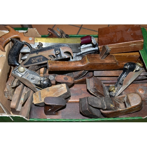 440 - A BOX OF VINTAGE CARPENTRY / WOODWORKING PLANES ETC, to include a Stanley No 78 rebate plane, Stanle... 