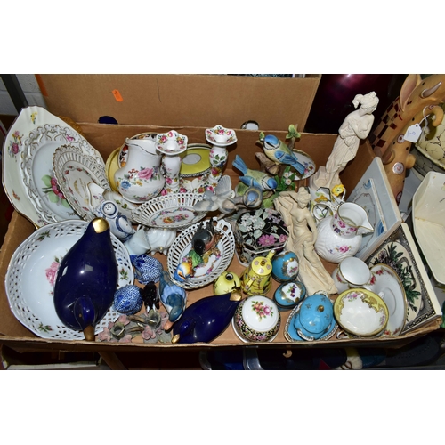 464 - FOUR BOXES AND LOOSE CERAMICS AND GLASS ETC, to include a splatter glass vase, gift ware items marke... 