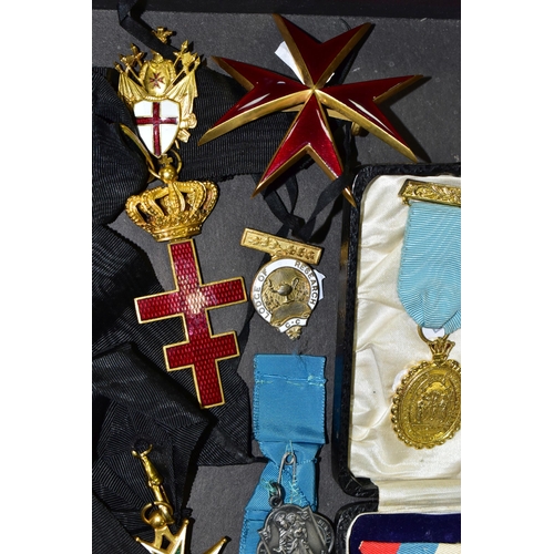 480 - A REPLICA KNIGHTS TEMPLAR TUNIC AND CLOAK, together with enamel  Knights Templar patriarchal cross a... 