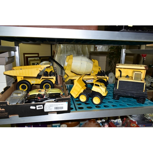 488 - A QUANTITY OF UNBOXED AND ASSORTED DIECAST VEHICLES, assorted sports cars by Bburago and Majorette e... 