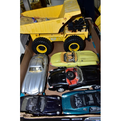 488 - A QUANTITY OF UNBOXED AND ASSORTED DIECAST VEHICLES, assorted sports cars by Bburago and Majorette e... 