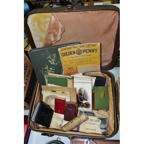 507 - EPHEMERA, an old travel case containing a collection of early 20th century photographs, scrapbooks ,... 