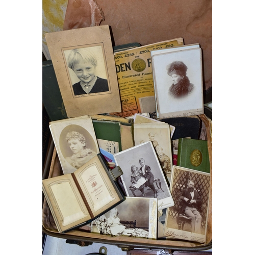 507 - EPHEMERA, an old travel case containing a collection of early 20th century photographs, scrapbooks ,... 