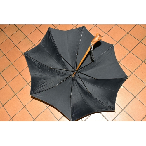 509 - AN EDWARDIAN UMBRELLA WITH CARVED WOODEN HANDLE IN THE FORM OF A FRENCH BULLDOG, by Thomas Briggs an... 