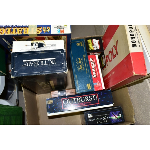 522 - A QUANTITY OF ASSORTED GAMES AND JIGSAW PUZZLES, contents not checked, games to include Monopoly, Tr... 