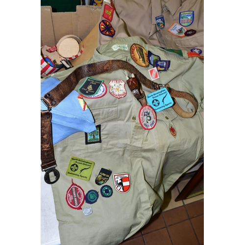 523 - A QUANTITY OF ASSORTED SCOUT AND GUIDE RELATED ITEMS, to include shirts, assorted badges, pennants a... 