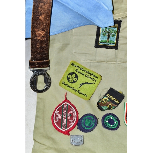 523 - A QUANTITY OF ASSORTED SCOUT AND GUIDE RELATED ITEMS, to include shirts, assorted badges, pennants a... 