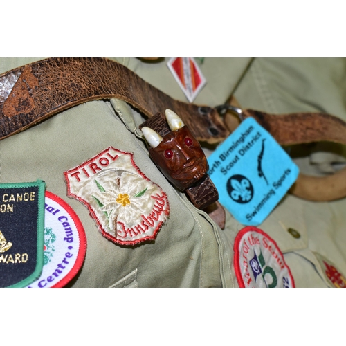 523 - A QUANTITY OF ASSORTED SCOUT AND GUIDE RELATED ITEMS, to include shirts, assorted badges, pennants a... 