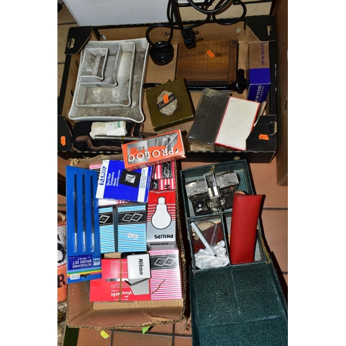 542 - THREE BOXES OF STUDIO LIGHTS AND VINTAGE PHOTOGRAPHIC EQUIPMENT, to include a boxed pair of Courtena... 