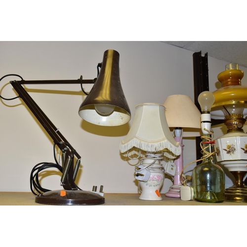 557 - AN ANGLEPOISE LAMP AND FOUR OTHER LAMPS, comprising a brown Anglepoise adjustable desk lamp, having ... 