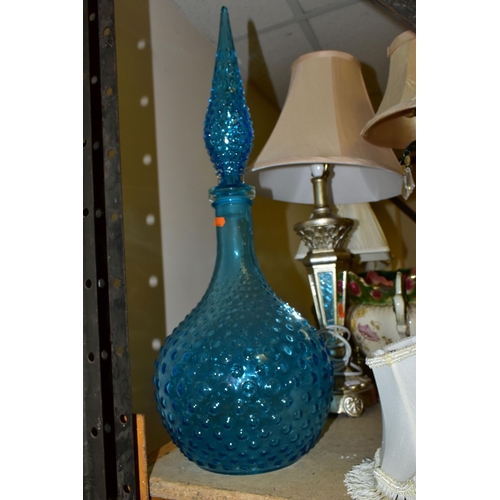 567 - A GROUP OF LAMPS AND DECORATIVE HOMEWARES, to include a pair of modern table lamps with pineapple de... 