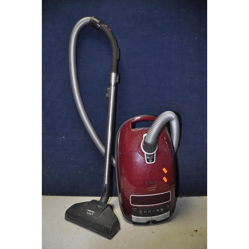 1081 - A MIELE SGEE0 VACUUM with pipe and pole (PAT pass and working)