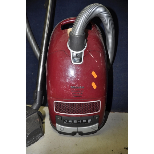 1081 - A MIELE SGEE0 VACUUM with pipe and pole (PAT pass and working)