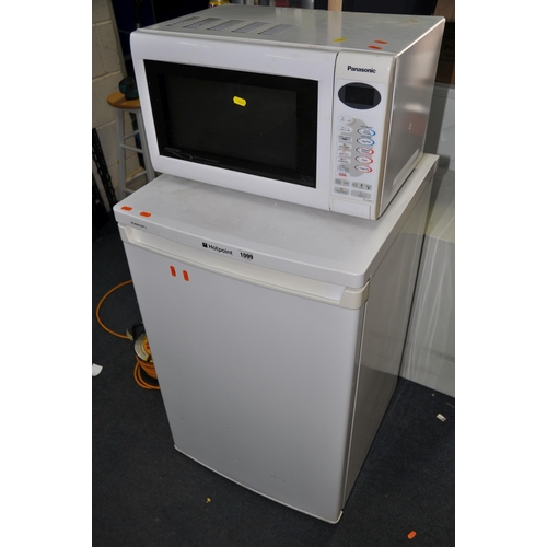 1099 - A HOTPOINT RLAAV22P-1 UNDERCOUNTER FRIDGE measuring width 55cm x depth 56cm x height 86cm along with... 