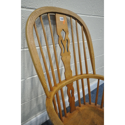 1242 - AN ELM AND BEECH HOOP BACK SPOONBACK CHAIR