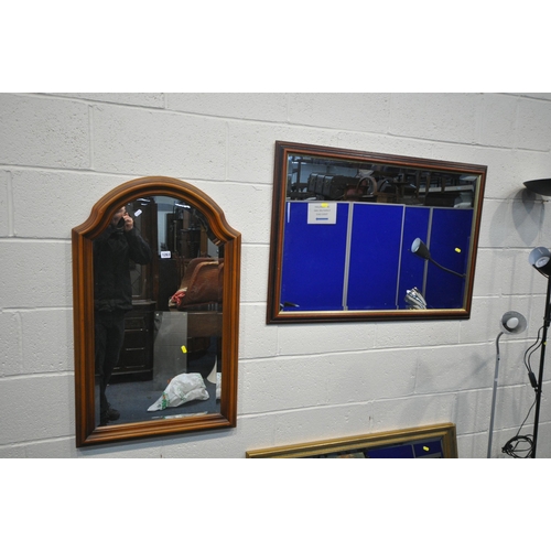 1263 - THREE MODERN WALL MIRRORS, of various sizes, largest mirror 101cm x 71cm, two reading lights, and a ... 