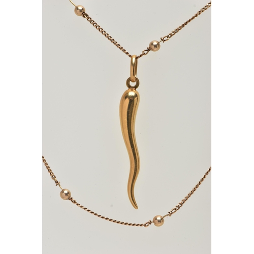 4 - A 9CT GOLD ITALIAN HORN PENDANT AND CHAIN, polished yellow gold Italian horn pendant, fitted with an... 